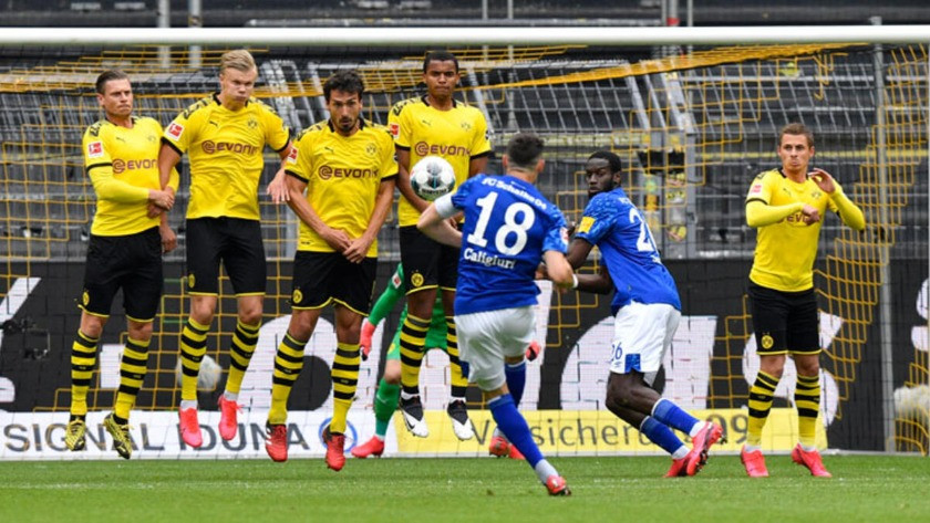 Borussia Dortmund sahasında Schalke 04'ü 4-0 mağlup etti