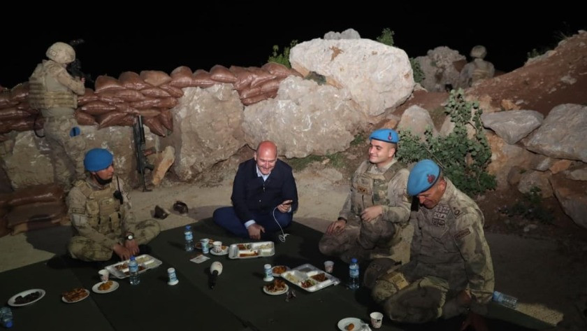Bakan Soylu, Namaz Dağı üs bölgesinde askerlerle iftar açtı!