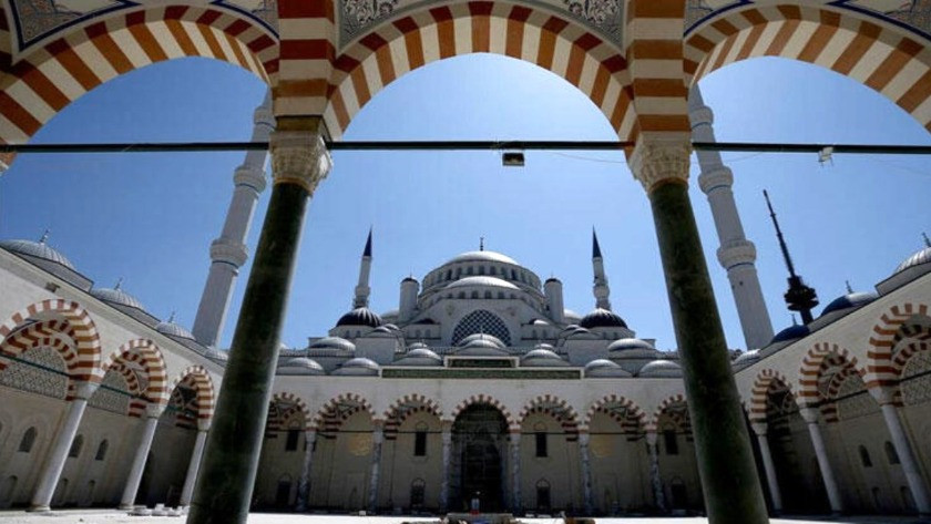 İzmir'de yine cami minarelerinden müzik yayını yapıldı