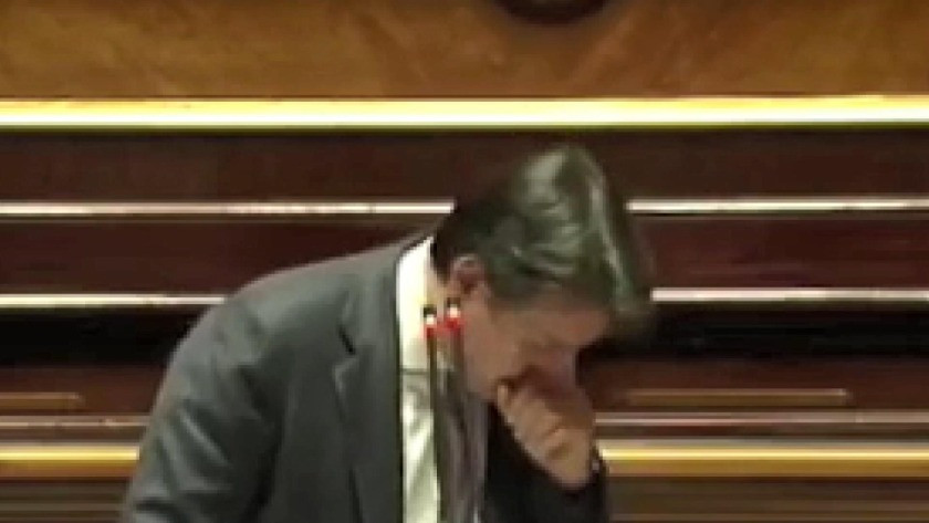 Parlamento'da öksürük krizine giren italya başbakanına maske tepkisi