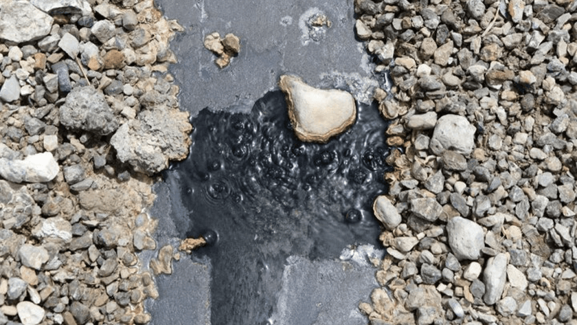 Denizli'de karayolunun altından geçen sıcak su kaynağı asfaltı deldi