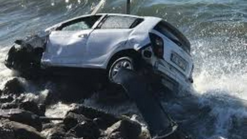 İzmir'de feci kaza, otomobil denize düştü !