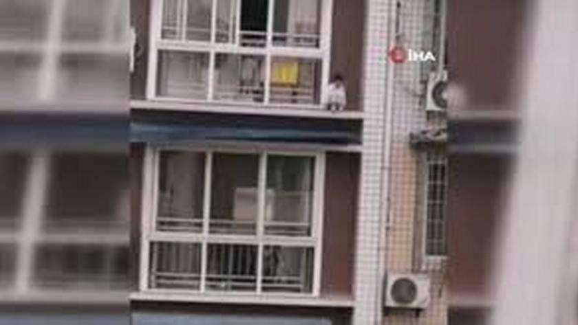 Evin balkonundan dışarı çıkan çocuk ölümden döndü