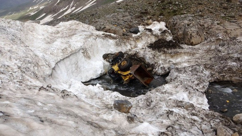 Van'da karlar eridi, çığ altında kalan araçlar ortaya çıktı