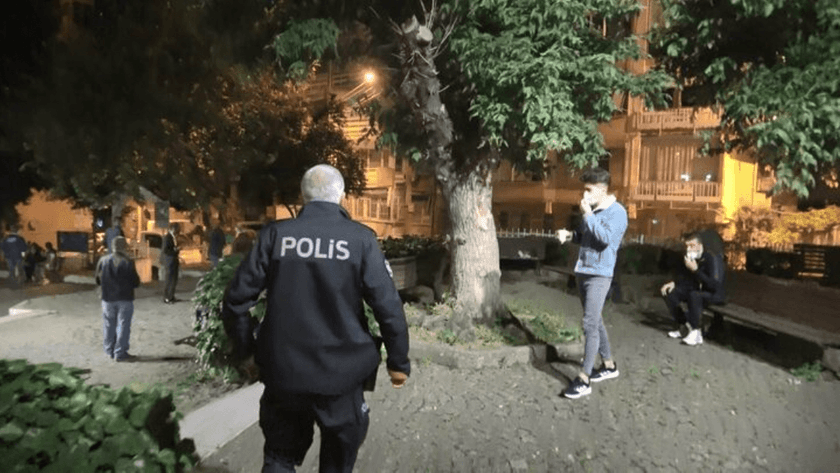 Polis bankta kahve keyfi yapan vatandaşlara . . .