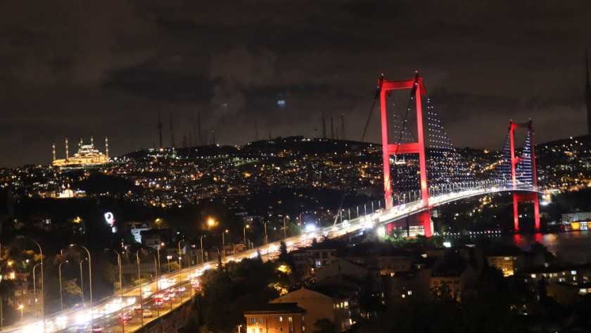 İstanbul'daki köprülerde Azerbaycan renkleri