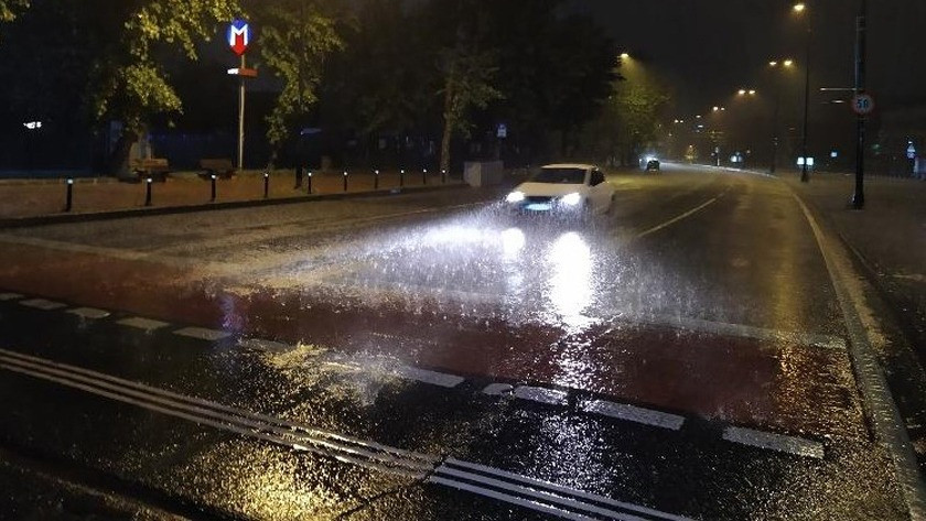 İstanbul'da gece yağan şiddetli yağmur sürücülere zor anlar yaşattı