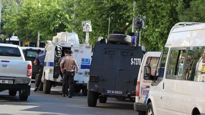 Diyarbakır'da dur ihtarına uymayıp bir polisi şehit etti!