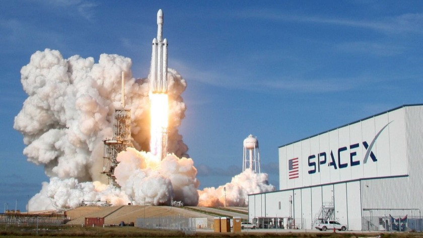 SpaceX'in ilk insanlı uzay mekiği fırlatıldı!
