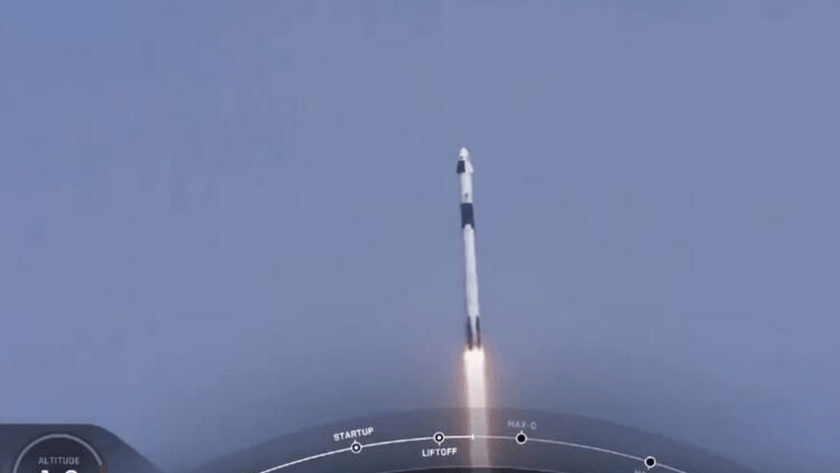 ''SpaceX'' ilk insanlı uçuşunu gerçekleştirdi!