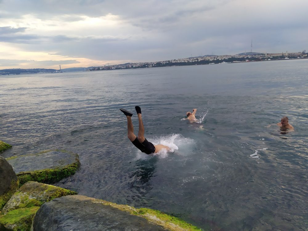 İstanbul'da kısıtlama kalkınca sahile akın edip denize girdiler! video izle - Sayfa 2