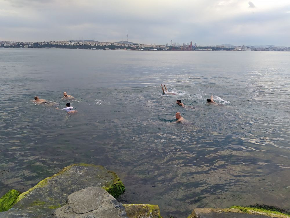 İstanbul'da kısıtlama kalkınca sahile akın edip denize girdiler! video izle - Sayfa 3