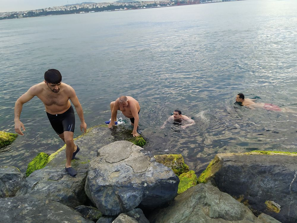 İstanbul'da kısıtlama kalkınca sahile akın edip denize girdiler! video izle - Sayfa 4