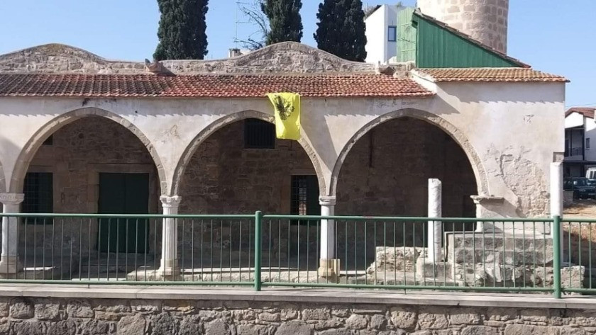 Camiye asılan Bizans bayrağına AK Parti'den sert tepki