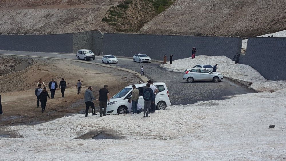 Yaz günü bir sürü araç karda mahsur kaldı! - Sayfa 4