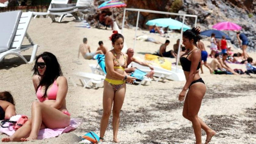 Antalya'da tatilciler plajlara akın etti