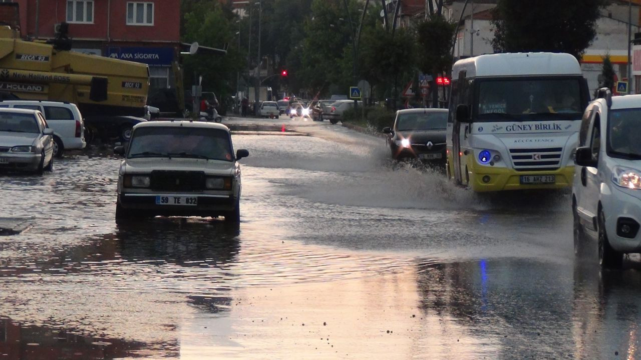 Bursa'da yağmurla birlikte peş peşe uzun araçlı kuyruklar oluştu - Sayfa 1