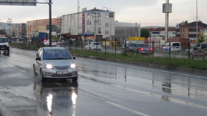 Bursa'da yağmurla birlikte peş peşe uzun araçlı kuyruklar oluştu