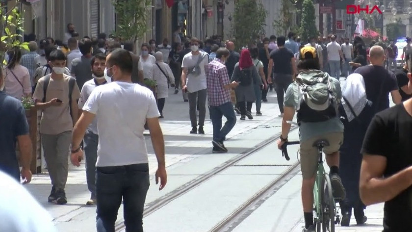 İstanbul Caddebostan Sahili'ndeki kalabalık dikkat çekti