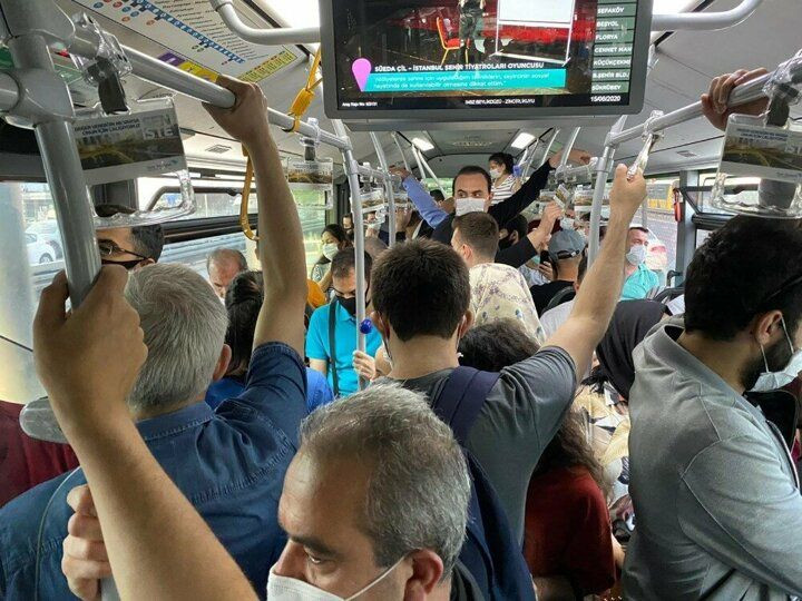 Metrobüs duraklarında sosyal mesafe unutuldu - Sayfa 2