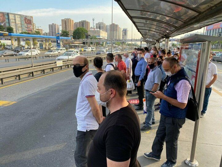 Metrobüs duraklarında sosyal mesafe unutuldu - Sayfa 3