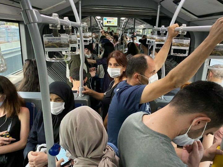 Metrobüs duraklarında sosyal mesafe unutuldu - Sayfa 1