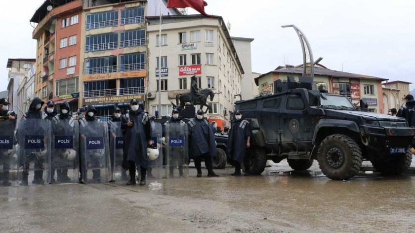 Demokrasi Yürüyüşü polis müdahalesi sonucunda vekiller darp edildi