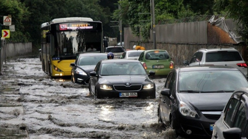 İstanbul'a yağan sağanak yağış hayatı felç etti