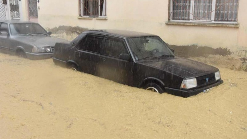 Sağanak yağış bu seferde İzmir'i vurdu! Evleri su bastı