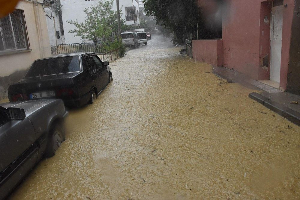 Sağanak yağış bu seferde İzmir'i vurdu! Evleri su bastı - Sayfa 1