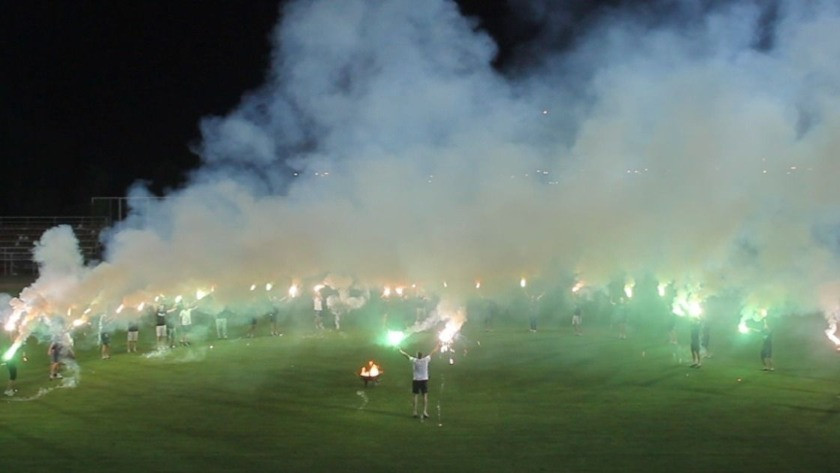 Futbolcular haberi alınca, antremanı yarıda bırakıp meşale yaktılar