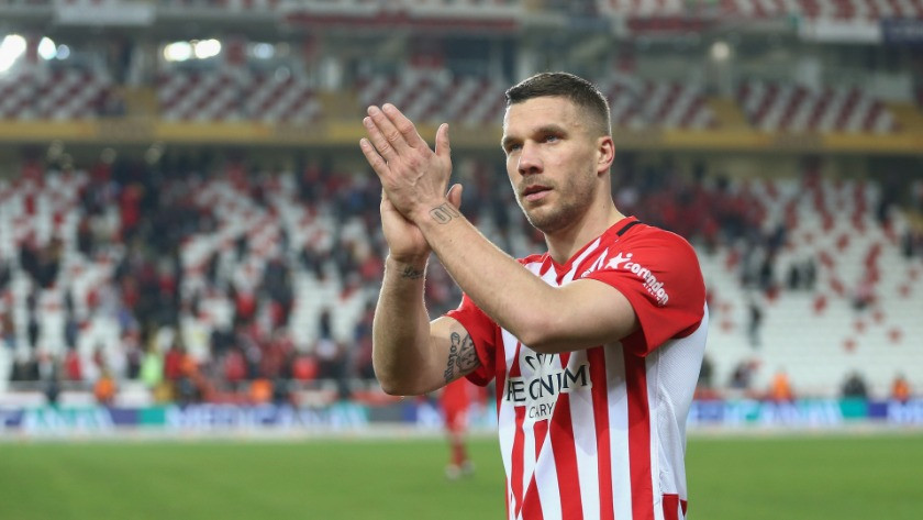Lukas Podolski 4 hafta forma giyemeyecek