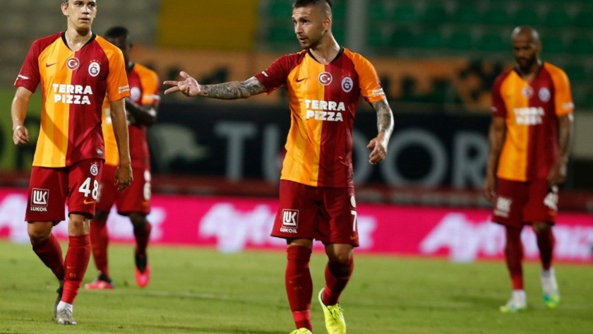 Galatasaray Antalya'da 4 golle yıkıldı !