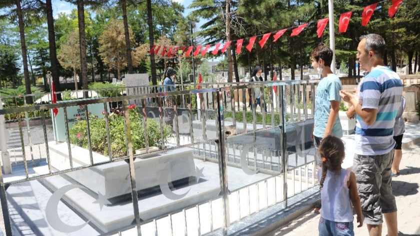 Ömer Halisdemir’in mezarı ziyaretçilerini ağırlıyor