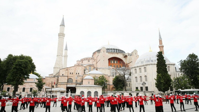 Ayasofya Meydanındaki 15 Temmuz koreografisi