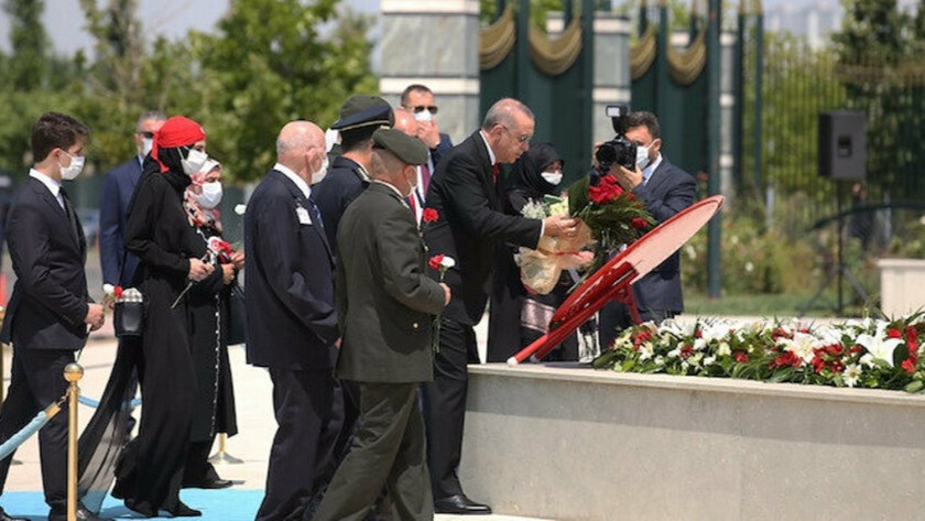 Erdoğan'dan 15 Temmuz Şehitler Anıtı'na ziyaret
