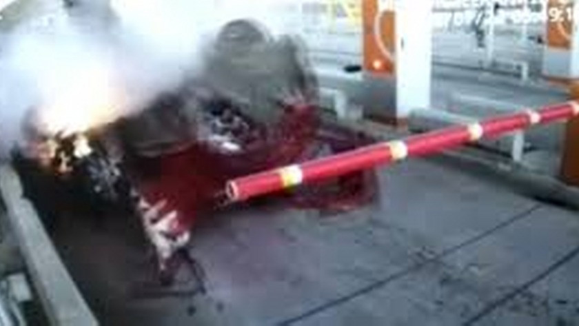 Kuzey Marmara Otoyolu’nda otomobiliyle gişelere çarptı