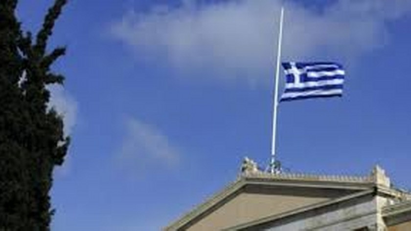 Yunanistan’da birçok kilisede bayraklar yarıya indirildi