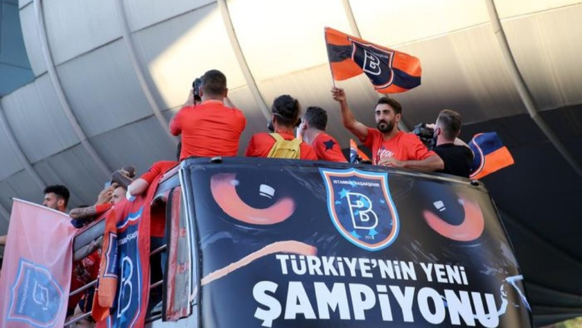 Şampiyon Başakşehir kutlamalara başladı