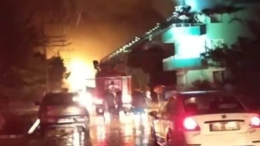 İzmir’de evin çatısına yıldırım düştü