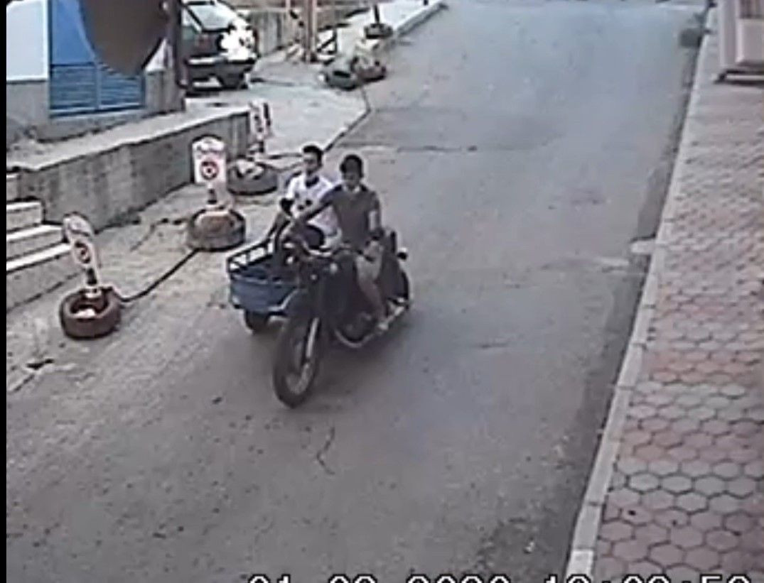 Böyle kaza görülmedi! Sürücüsü olmayan sepetli motosiklet kuryeye çarptı! video izle - Sayfa 2