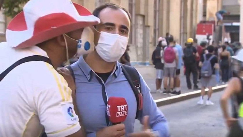 TRT muhabirini canlı yayında öptü