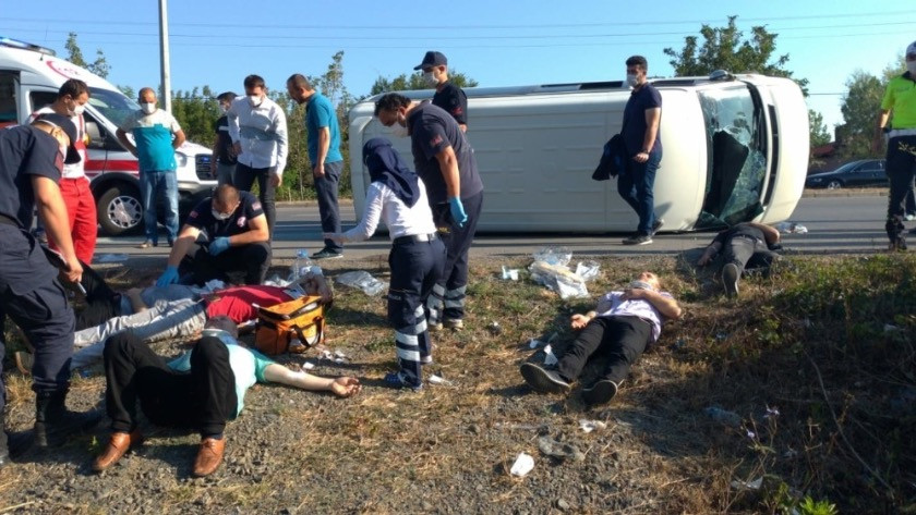 Samsun’da minibüs devrildi: 15 yaralı