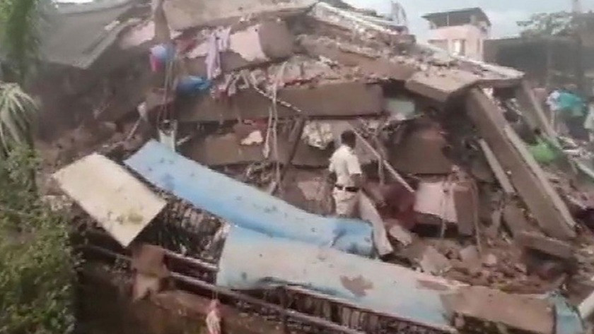 Hindistan'da bina çöktü: Çok sayıda kişi enkaz altında!