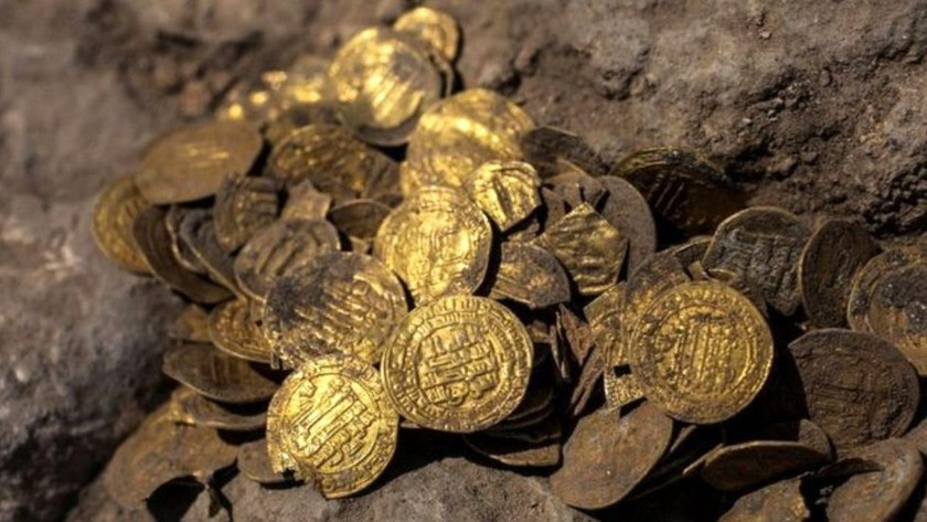 Kazıya katılan gençler, 1100 yıl önce gömülmüş altın para buldu