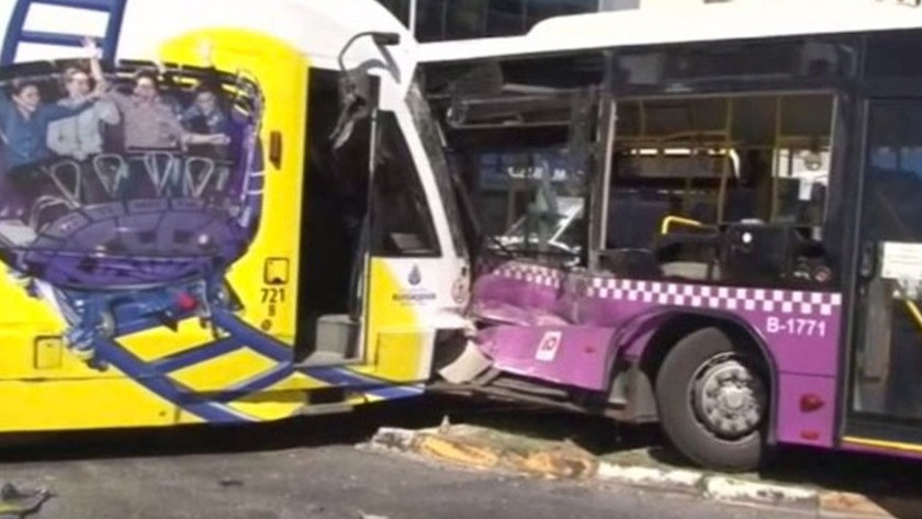 İstanbul'da tramvay ile halk otobüsü çarpıştı! Yaralılar var...