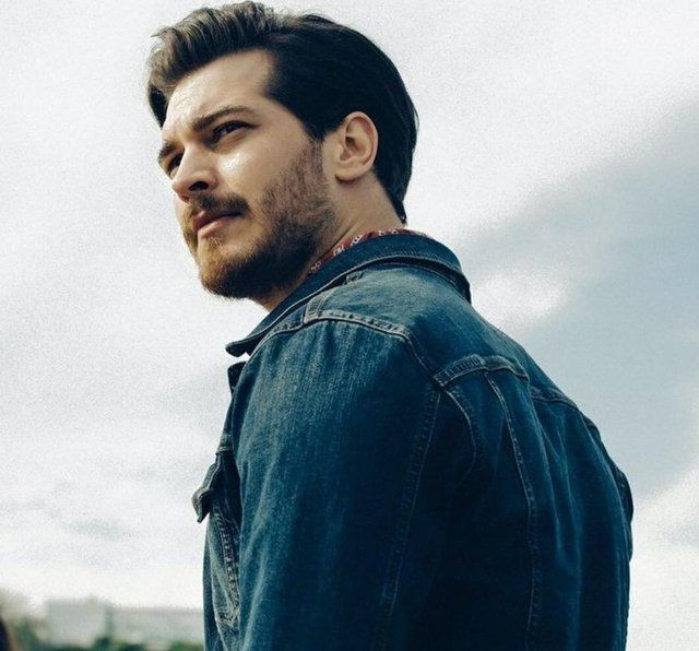 Çağatay Ulusoy'un son hali hayranlarını şoke etti! İşte bambaşka bir Çağatay Ulusoy - Sayfa 1