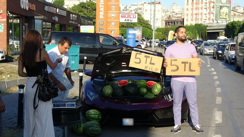 Beyoğlu'nda şaşırtan görüntü! Lüks otomobilde 5 liraya karpuz sattı - Sayfa 2