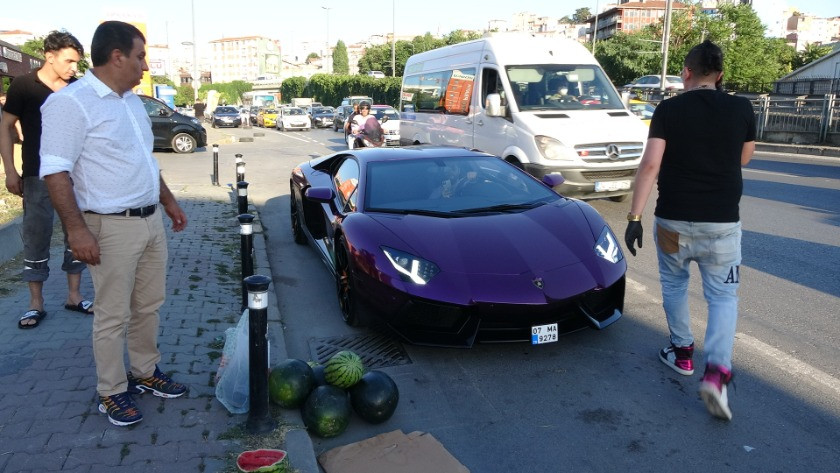 Beyoğlu'nda şaşırtan görüntü! Lüks otomobilde 5 liraya karpuz sattı