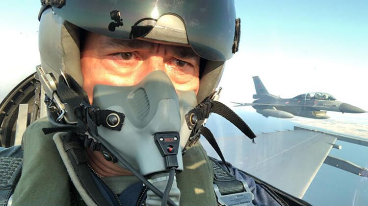 Bakan Akar, F-16 kokpitinden Çanakkale Şehitler Abidesi'ni selamladı - Sayfa 1